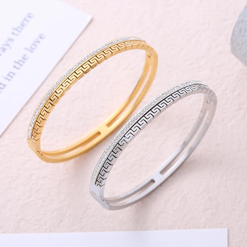 Elegant Stainless Steel Oval Necklace with Hollowed-out Great Wall Design Rhinestone Clasp for Daily Wear And Banquets