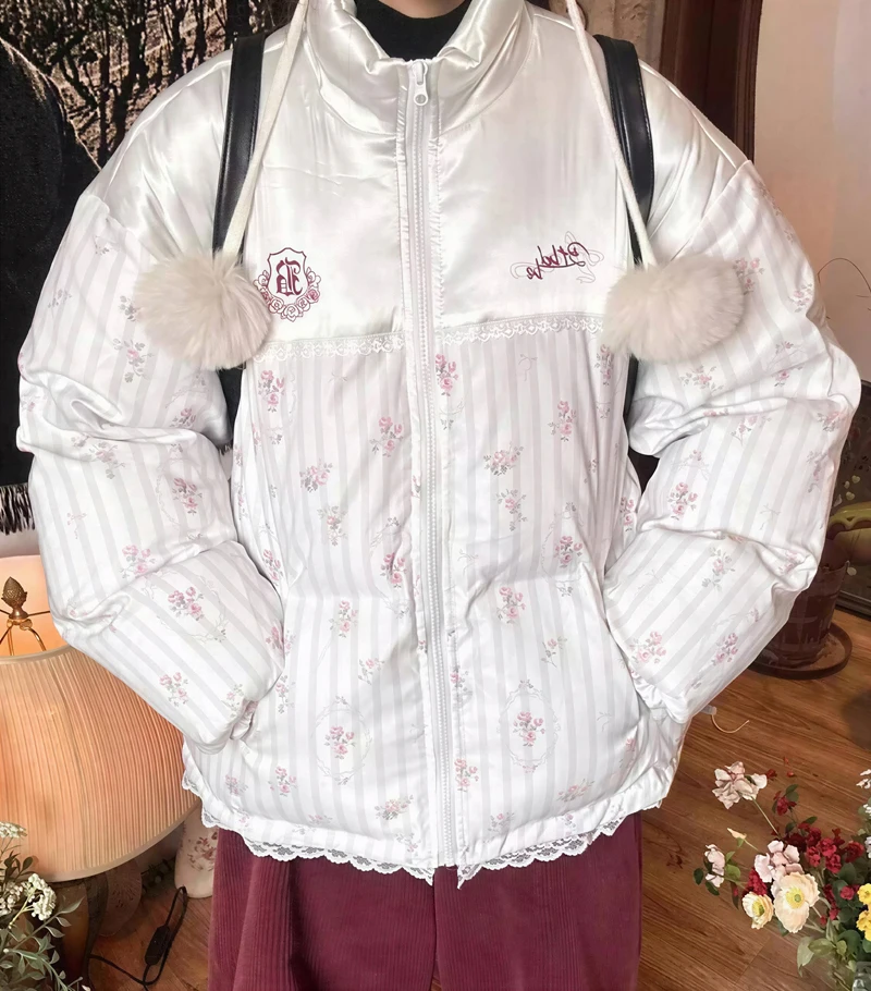 

Парки женские укороченные зимние с бархатной подкладкой, двухслойные, средней длины, эластичный пояс на пуговицах, удлиненный воротник-стойка, классические европейские