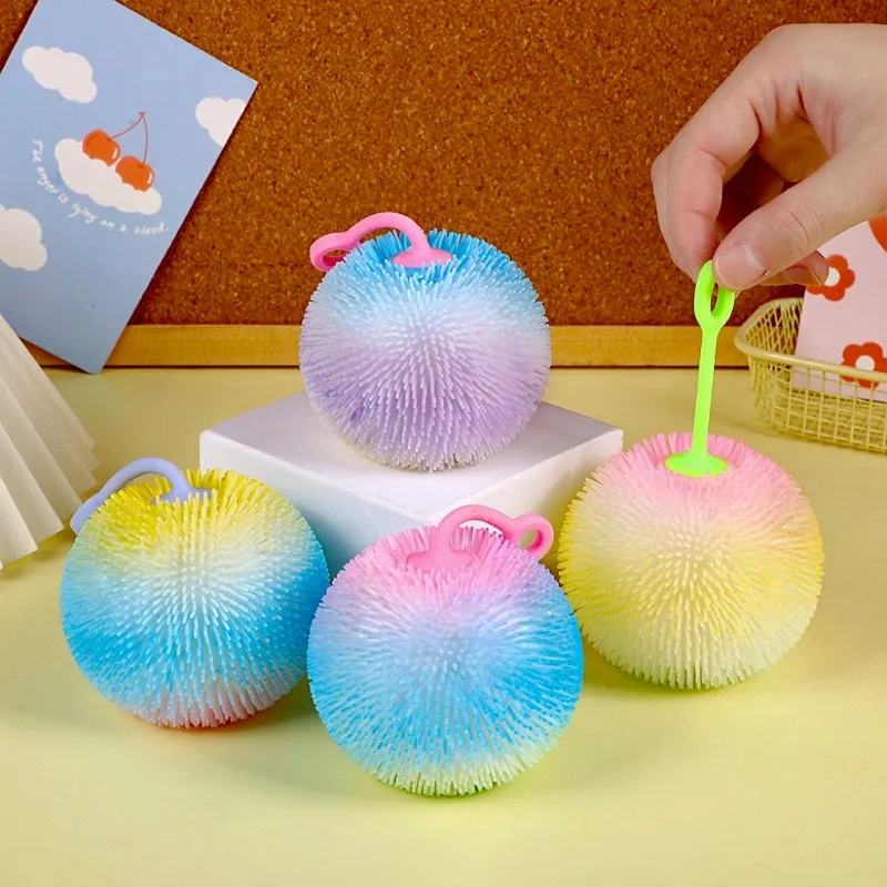 

Пушистый мячик-ежик цвета макарон, сжатый и счастливый, с густым мехом, сверкающий и светящийся, игрушка для ночного рынка