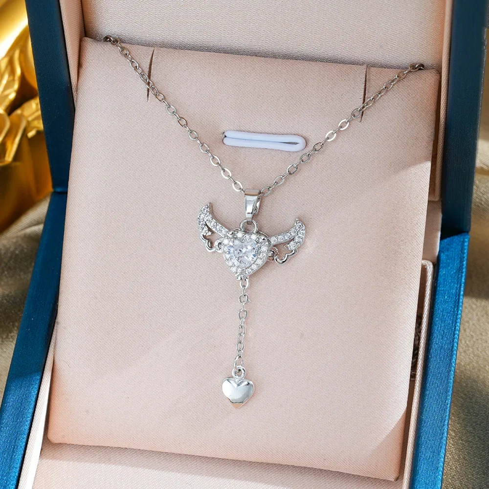 قلادة جديدة من الفولاذ التيتانيوم على شكل جناح الملاك لعام 2025، سلسلة الترقوة بشرابة صغيرة متحركة للنساء