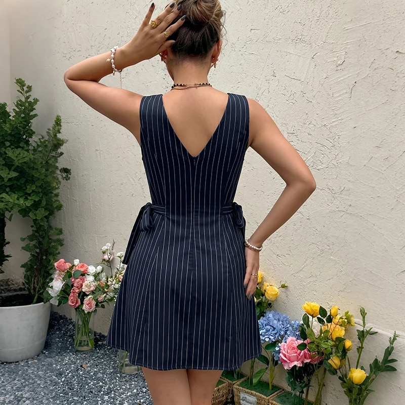 An elegant and stylish round-neck strap-striped A-line dress with a flared hem, suitable for daily wear.