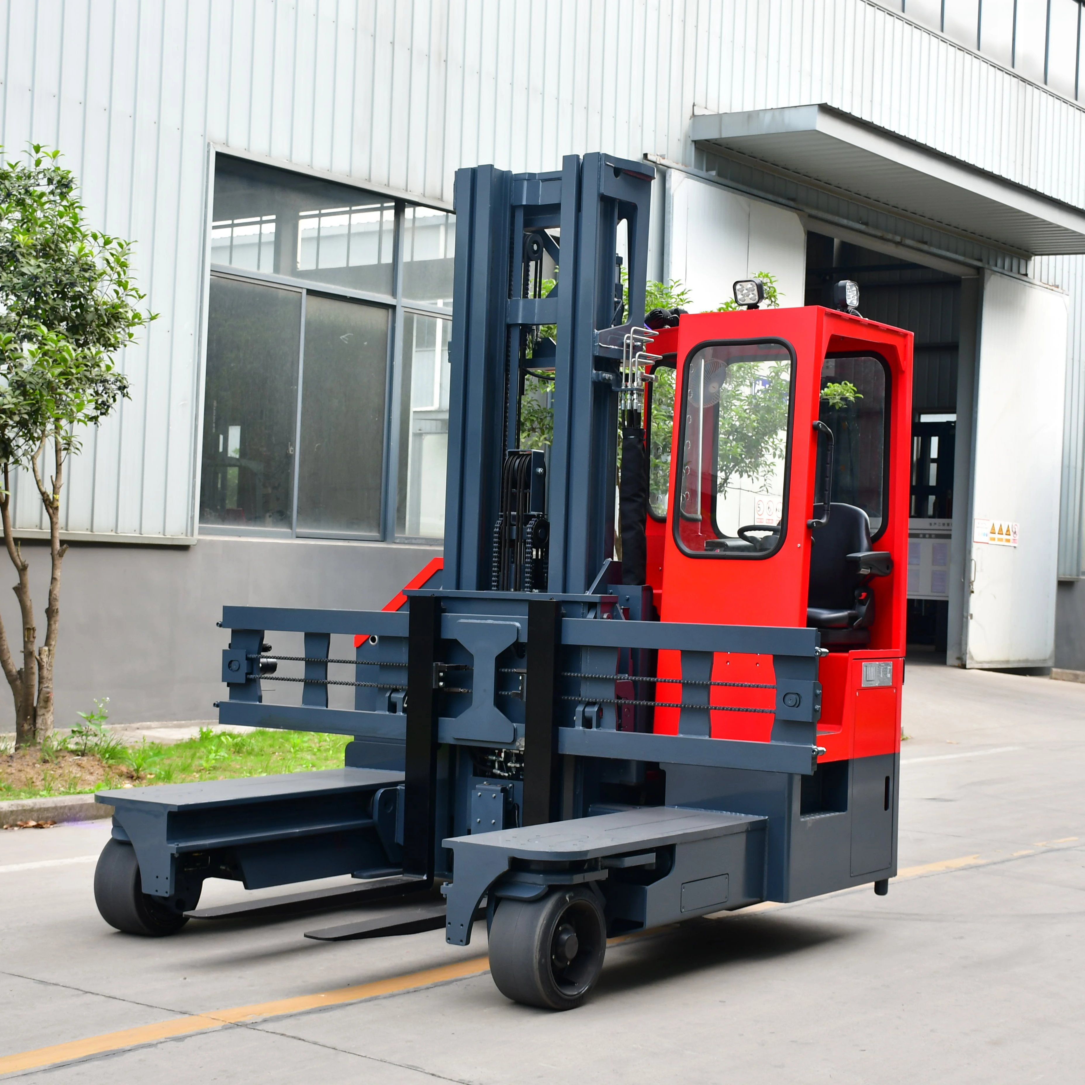 Four Directional Electric Forklift Side Loader with Operator Cabin Side-shift Beam Support Arms