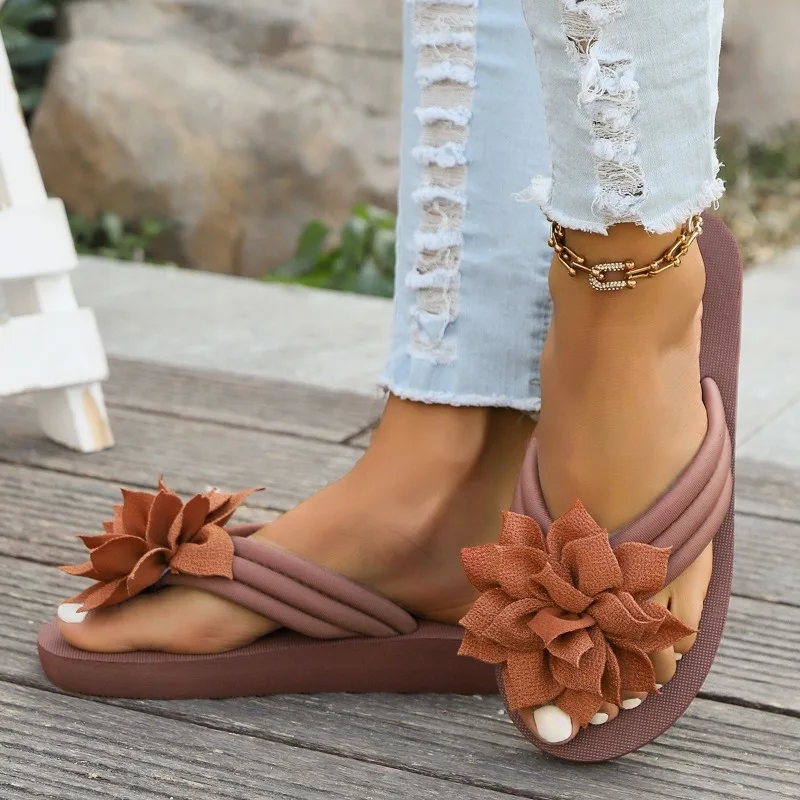 Plus-size Flat Flip Flops Female Flower Slippers Female Summer Wear Student Korean Pinch-foot Non-slip Beach Shoes High Heels