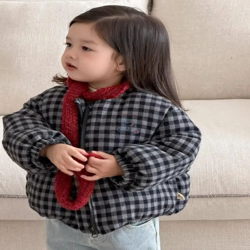 

Детская утолщенная хлопковая куртка в клетку, новинка 2026, осенне-зимняя теплая куртка для маленьких девочек, модная верхняя одежда в корейском стиле