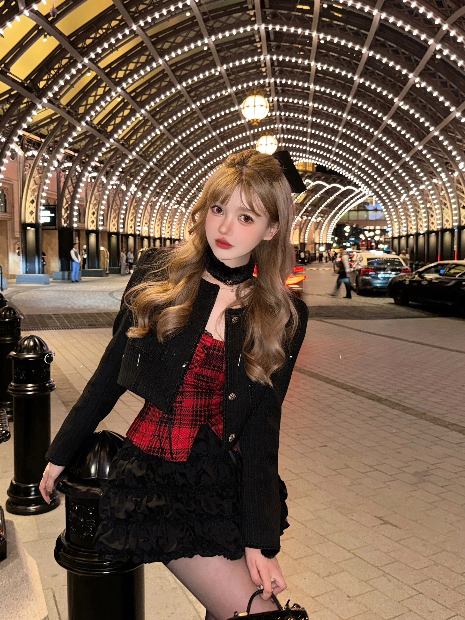 

Женский модный комплект из двух предметов: топ-бюстье из шерстяной ткани в черно-красную клетку и пышная юбка с высокой талией.