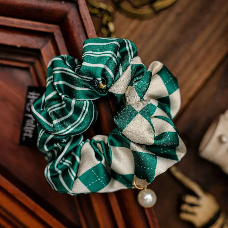 

Резинки для волос в стиле Гарри Поттера: Хогвартс, Гриффиндор, Слизерин, Хаффлпафф, Рэйвенклоу. Косплей-аксессуары, подарок для фанатов.