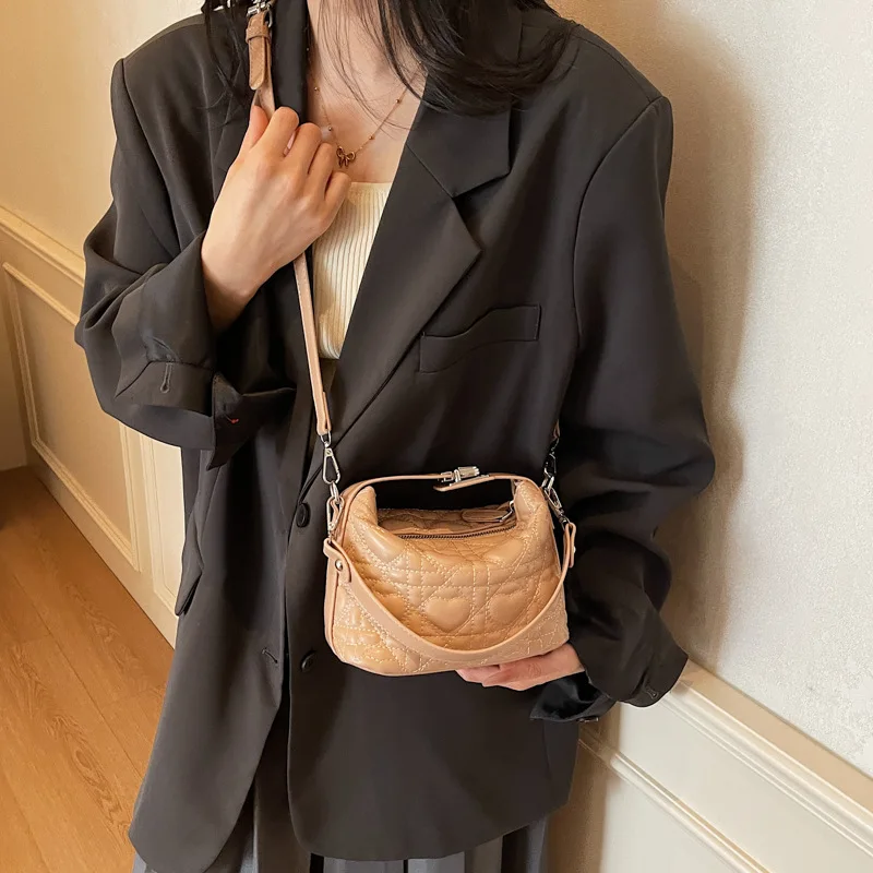 

Niche Design Shoulder Bag, Luxe Crossbody Purse, Women's Minimalist Day to Night Tote, Textured Sling Bag, Versatile Top Handle