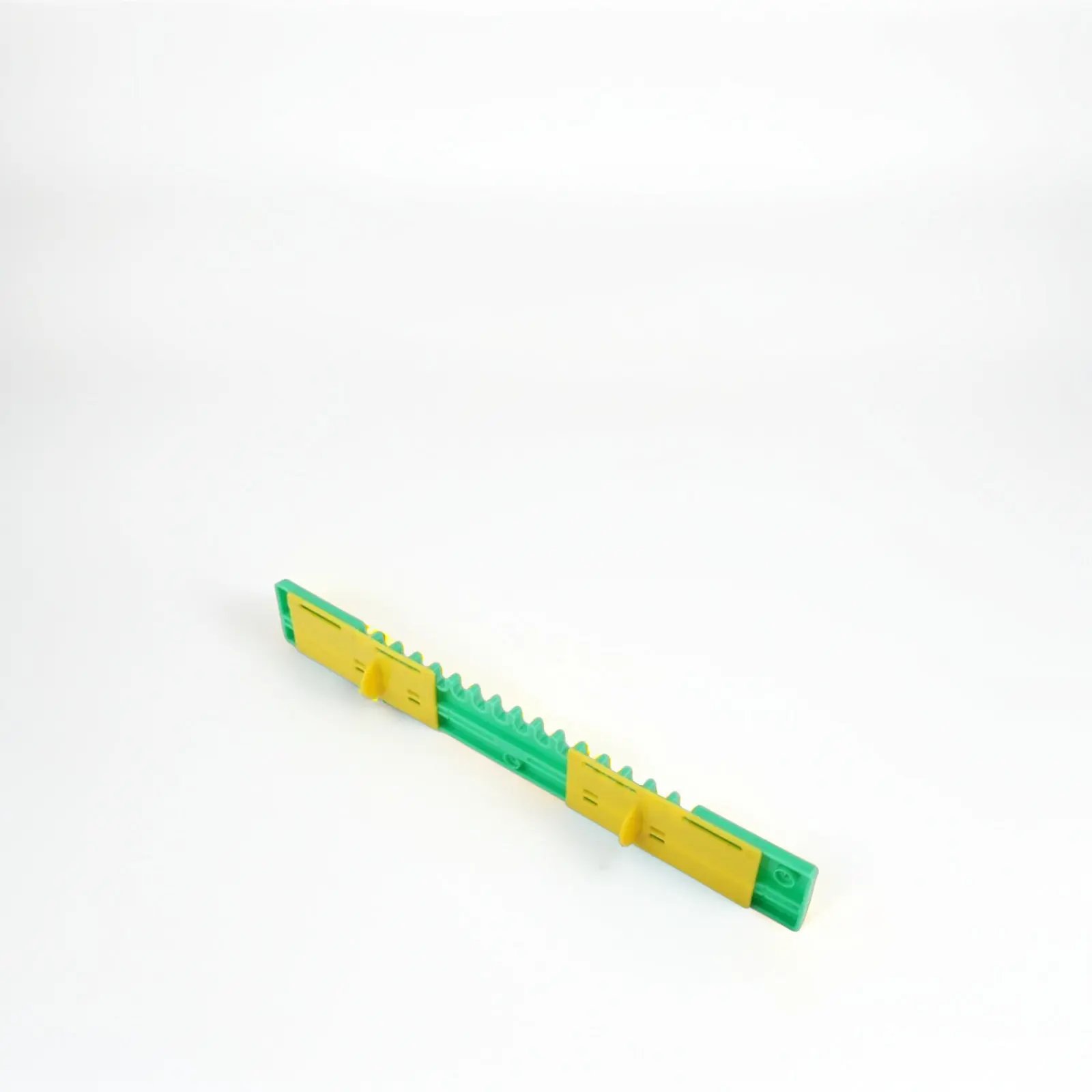 2Pcs Beehive Entrance Bee Escape Prevention Ventilated Closure Beekeeping Tool Hive Accessory Plastic Helper for Transport