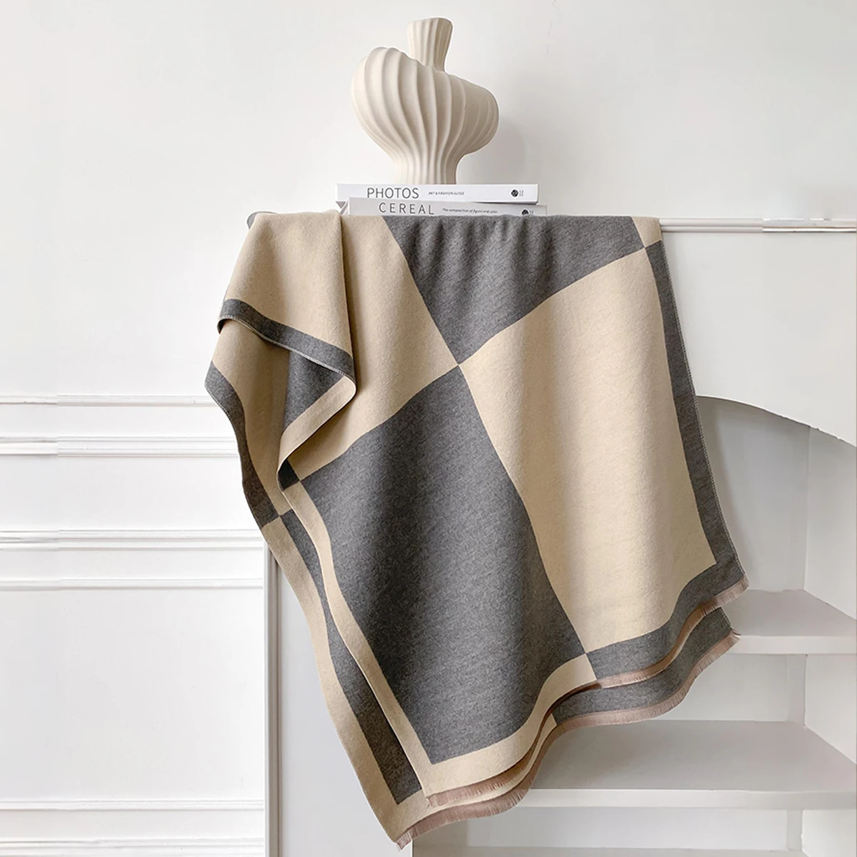Eleganter Faux-Pashmina-Schal mit geometrischem Druck der Marke 2025, weich, warm, mit Fransen, ideal für Herbst und Winter im Freien – Detail 10