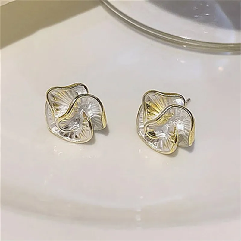 أقراط على شكل زهرة سوداء للنساء مطوية بتصميم فريد من نوعه من المينا متعددة الطبقات أقراط صغيرة على شكل زهور مجوهرات عصرية #3