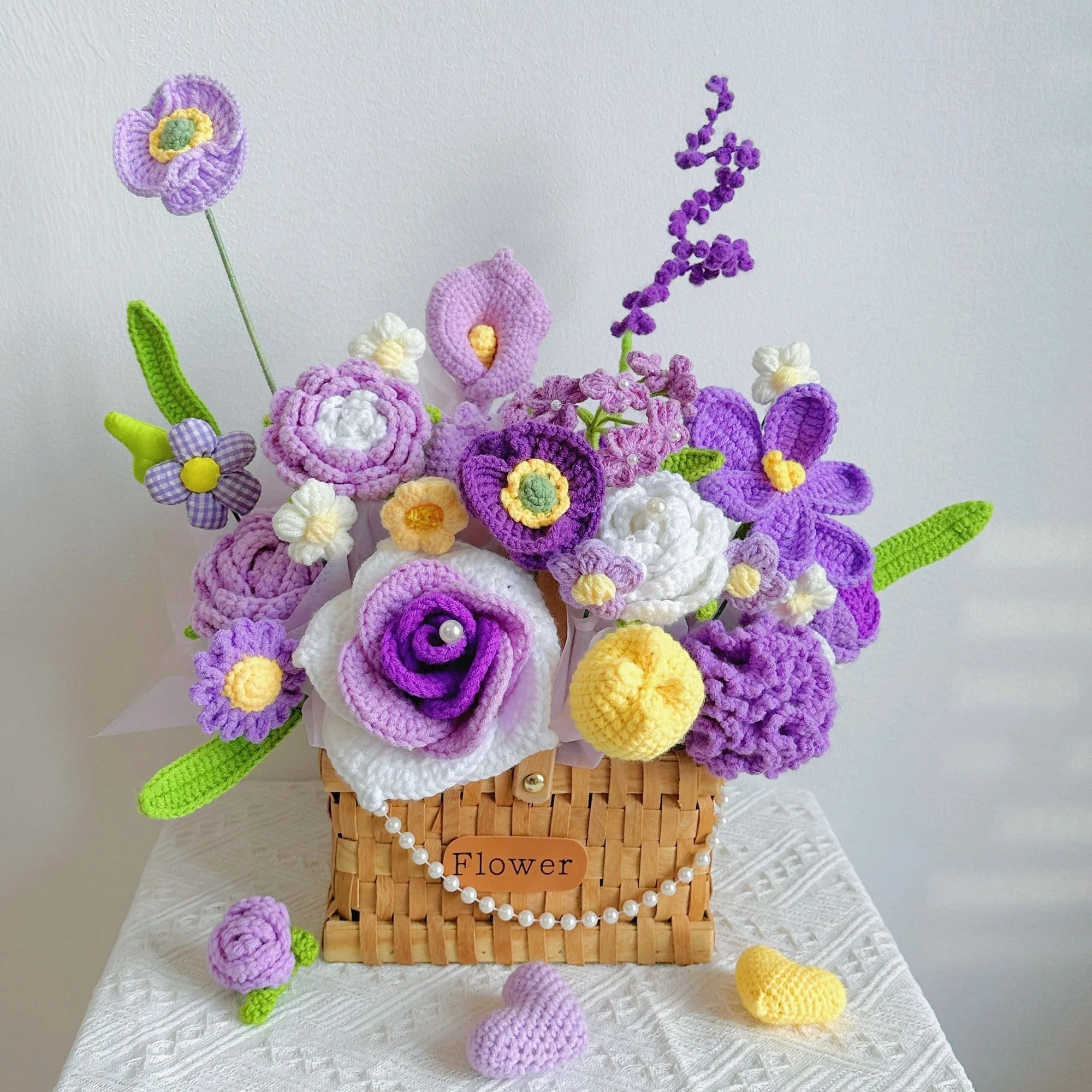 

Вязаная крючком цветочная композиция ручной работы в плетеной корзине, искусственный вязаный букет для домашнего декора и подарков