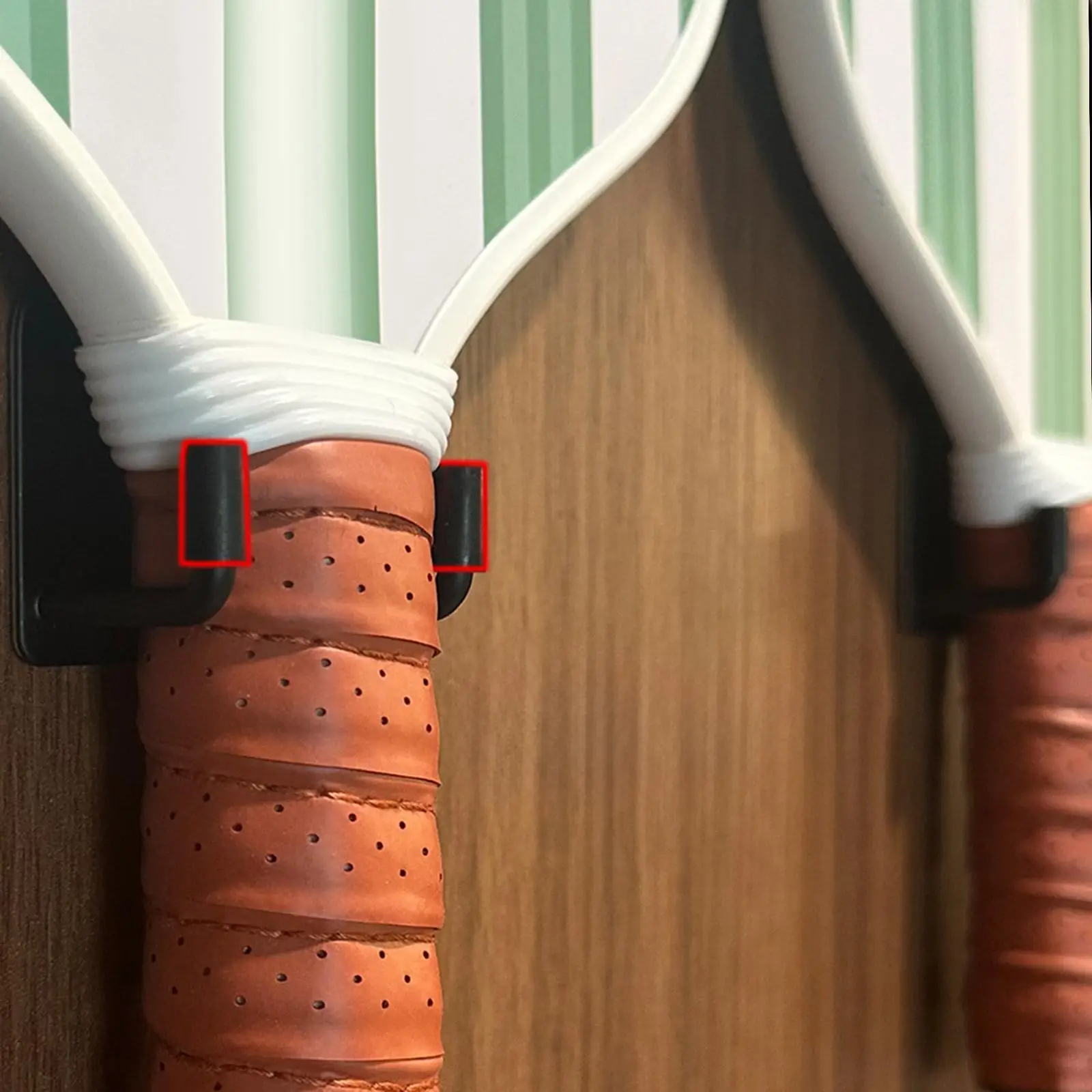 2x Pickleball مجداف الرف يحمل سياج تخزين الشماعات مضارب كرة المخلل السنانير لملعب التنس المرآب غرفة نوم أكياس التدريبات