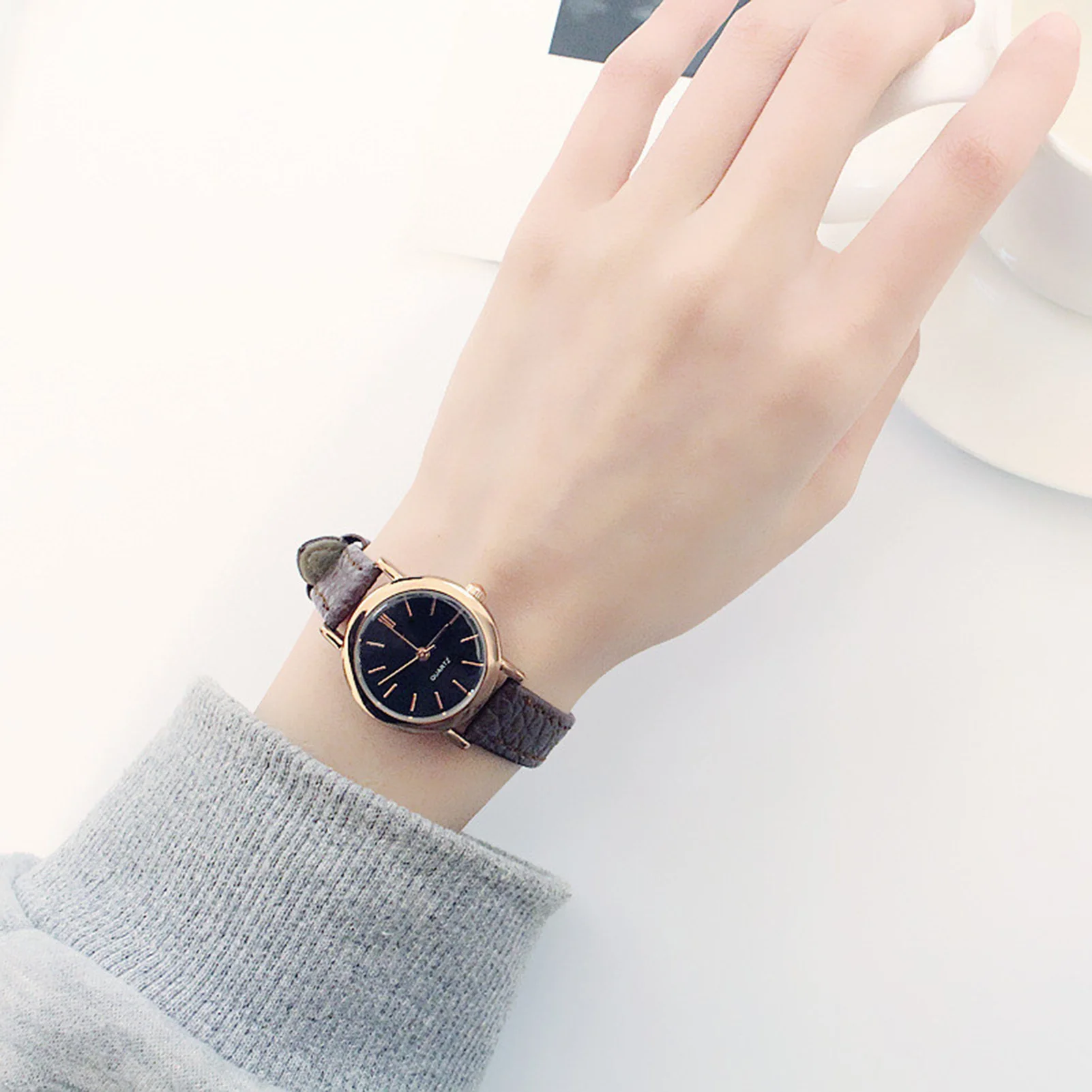 Women's Fashion Quartz Watch Minimalist Round Dial Small Leather Quartz Wrist Watch for Unisex Working and Office