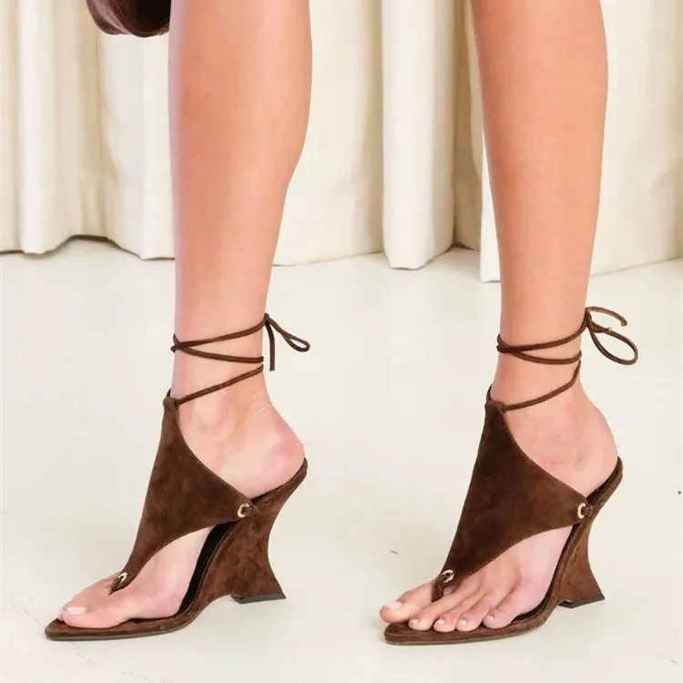 

Новые пикантные замшевые сандалии на танкетке с откидным носком и шнуровкой, женские летние туфли на высоком каблуке, новые роскошные дизайнерские туфли для вечеринок