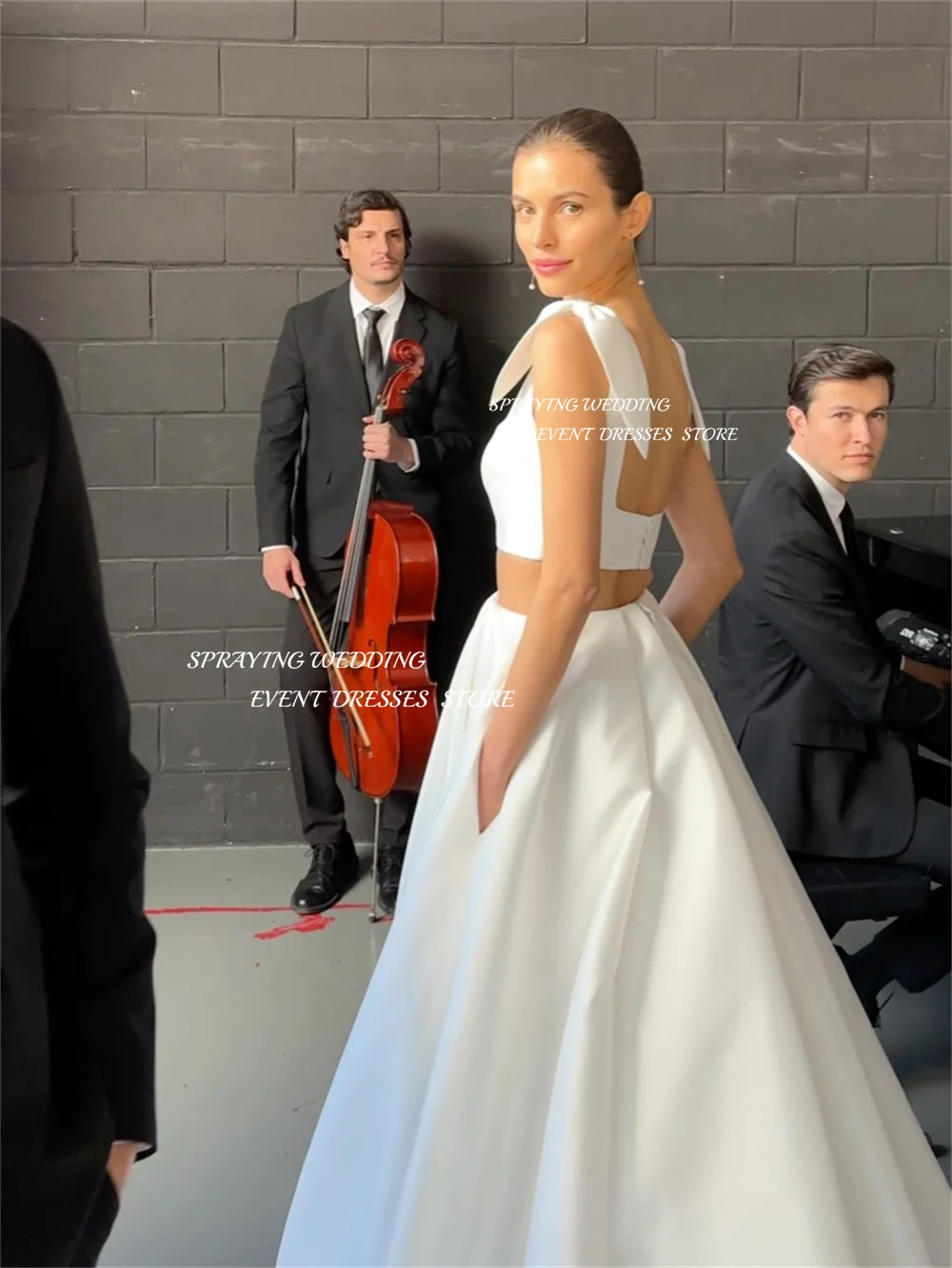 ชุดแต่งงานผ้าซาตินสีงาช้างแบบสเปรย์ 2 ชิ้น คอเหลี่ยม สายเดี่ยว ทรงเอไลน์ ชายกระโปรงยาวแบบลากพื้น สามารถสั่งตัดได้