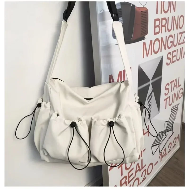 Sac à bandoulière unisexe pour hommes et femmes, sac à bandoulière de grande capacité, sac à fermeture éclair avec breloque, mode initiée