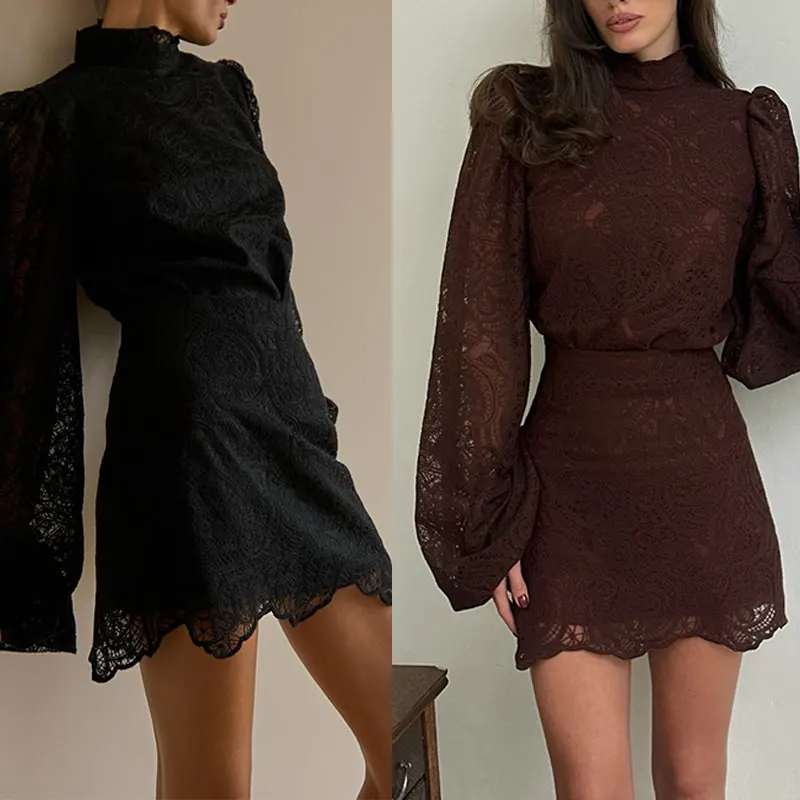 

Женский кружевной комплект в стиле пэчворк: элегантная блузка с рукавами-фонариками и воротником-стойкой + мини-юбка А-силуэта с высокой талией