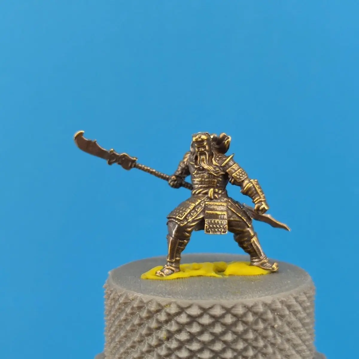Brass Guan Gong Playing with a Big Saber Sweeping Thousands of Armies, Doll Model Handheld Miniature Figure Car Decoration