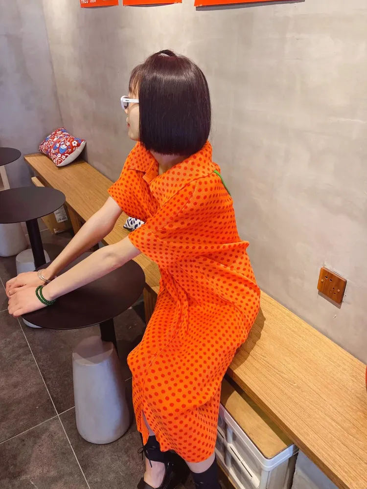Orangefarbenes Plissee-Kleid mit Polka-Dot-Muster, Hemdkragen, kurzen Ärmeln, lockerer Passform, Midi-Länge, weicher Stoff, lässige Mode, Alltagskleidung, 2025, trendig, schick – Detail 8