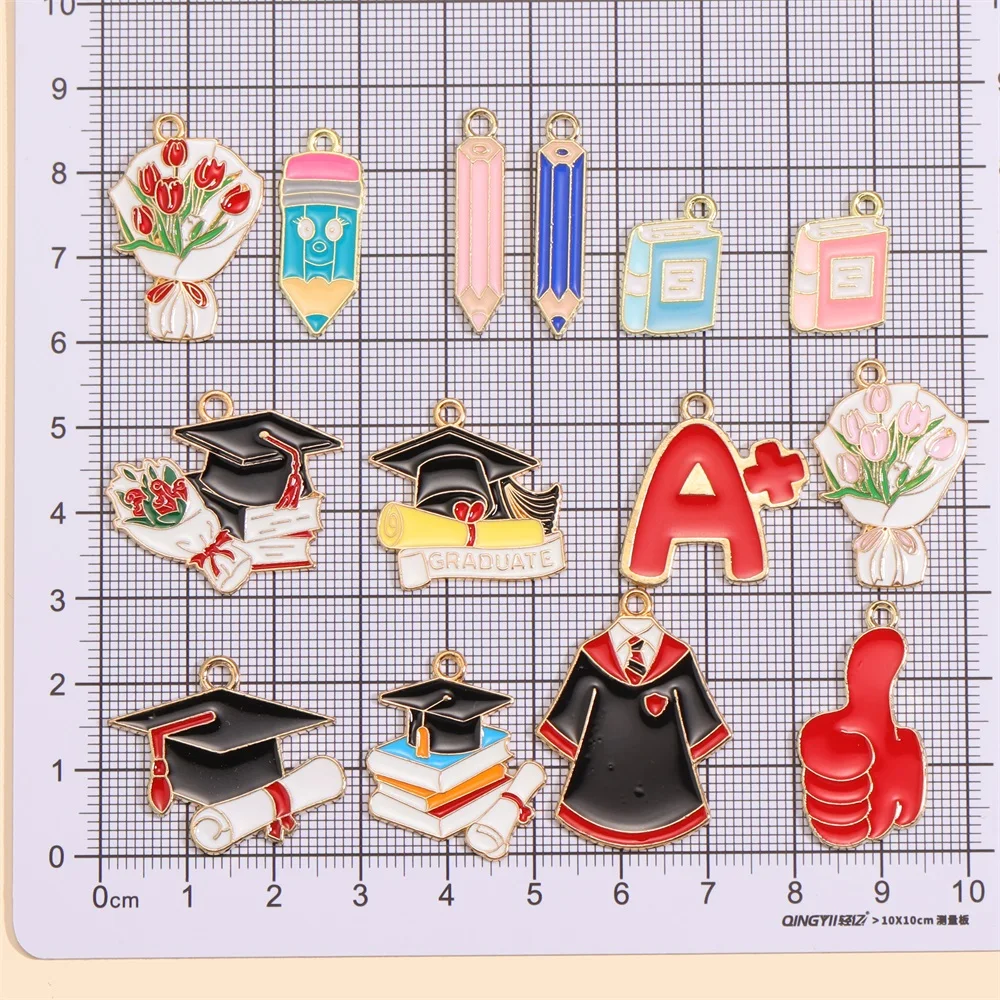 10 Stück Emaille-Blume, Doktor, Abschlusssaison, Hut-Anhänger, baumelnde Ohrringe, Halskette für Studenten, Abschlussfeier, DIY-Schmuck, Geschenke – Detail 1