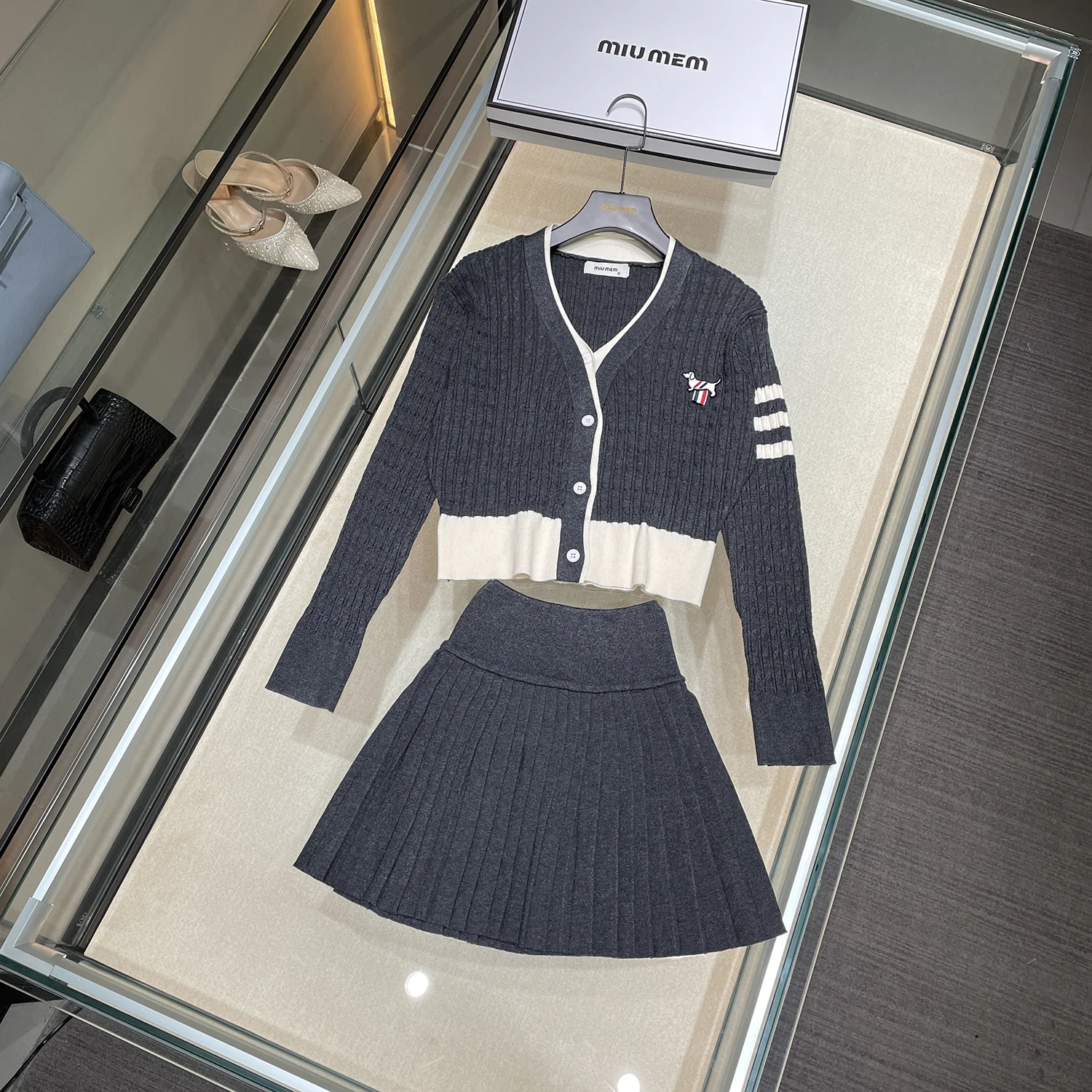 

High-End Autumn New Women's Knitted V-Ne Sweater Cardigan And Pleated Skirt Two-Piece Set Casual Sle Faion Ensemble