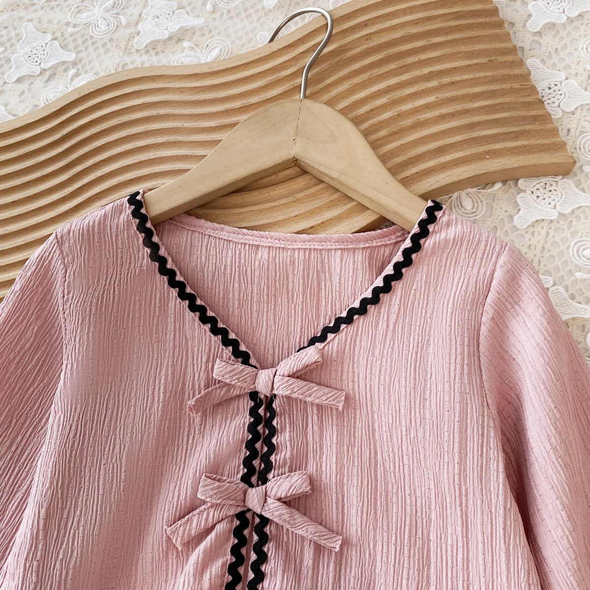 Humor Bear Herbst Einfarbiges Set V-Ausschnitt Schleife Spitzen-Cardigan Weite Hose 2-Teiliges Set Süßes Alltags-Set für Mädchen – Detail 4