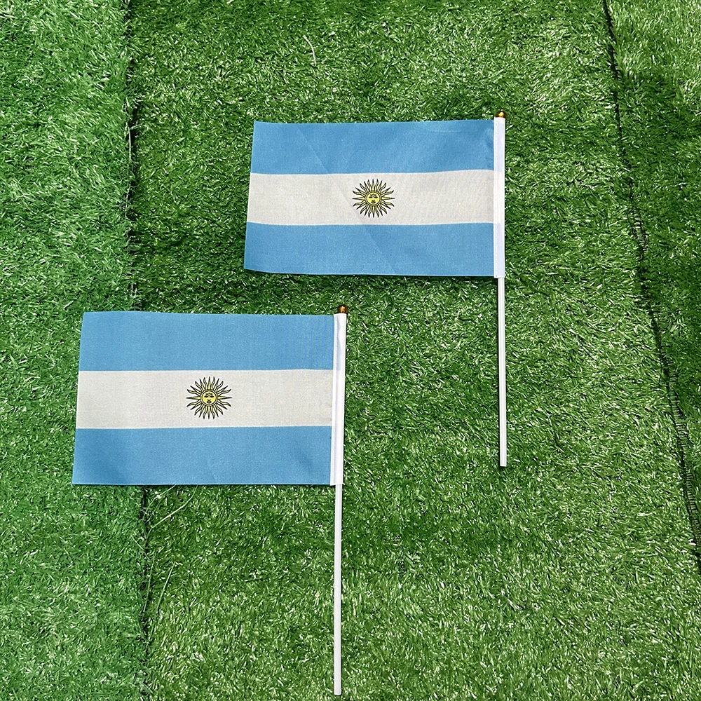 Bandera nacional Argentina de poliéster con asta de plástico ondeante - imagen 4