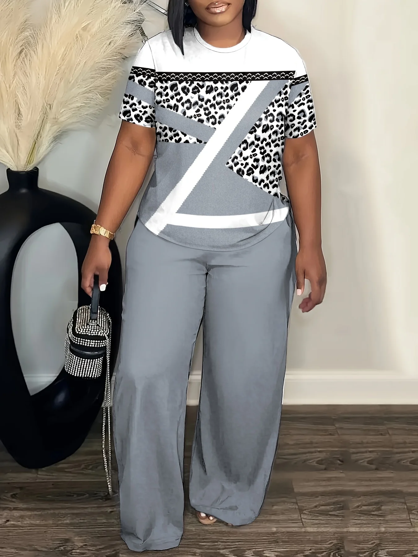 

Комплект из двух предметов больших размеров — цветной полосатый топ с круглым вырезом и короткими рукавами и женские брюки, весенне-летний повседневный комплект