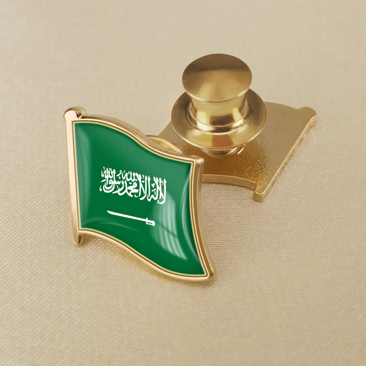 Saudi Arabia Flag Emblem Badge Country Flag Backs Locking Pin Keepers Locking Clasp Badge International Travel Brooch Souvenir