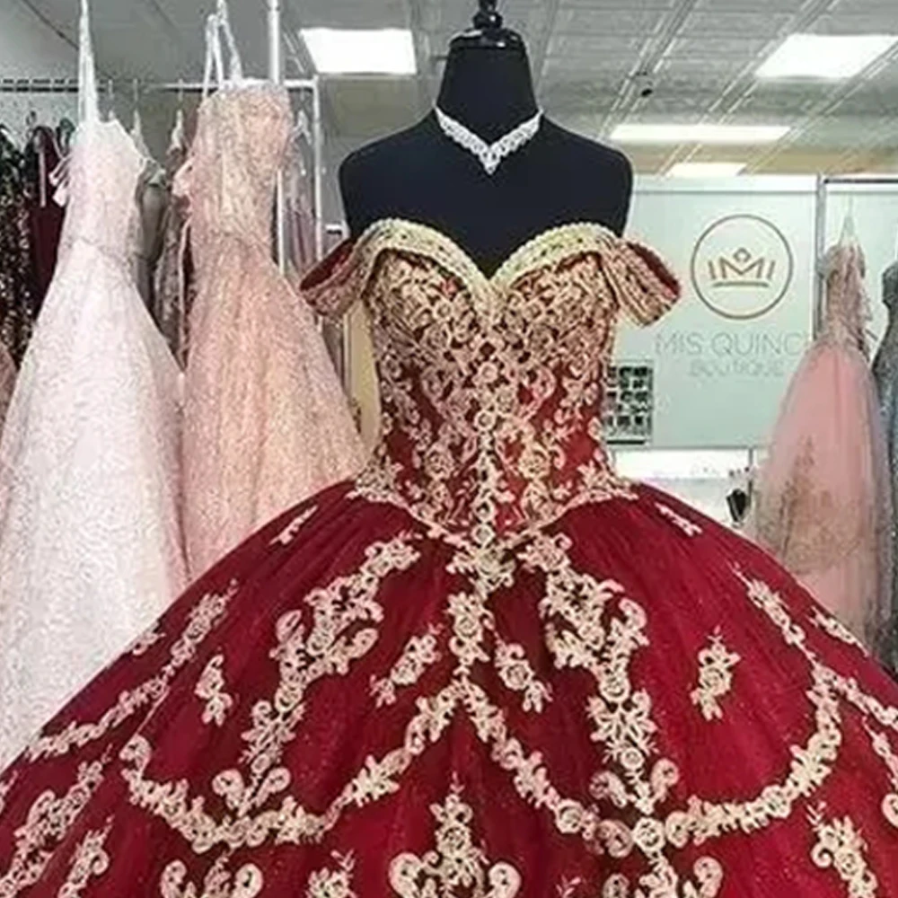 Burgundii Quinceanera suknie złote aplikacje słodkie 16 księżniczka suknia Grils Party Off ramię V Neck Vestido De 15 Anos 2023