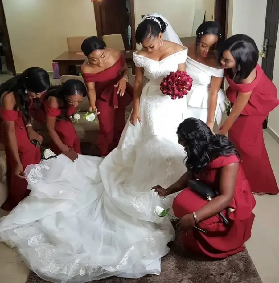 Maßgeschneiderte weiße Meerjungfrau-Spitze Brautkleider Überrock abnehmbare Applikation aus der Schulter Gericht Zug Brautkleider Vestido De