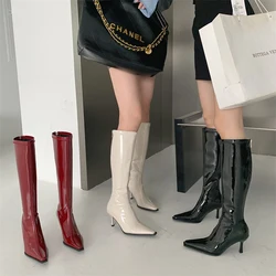 Stivali alti al ginocchio da donna in pelle verniciata punta a punta Knight Botas tacchi alti sottili cerniera posteriore nero rosso Beige Soft Party Winter Bota