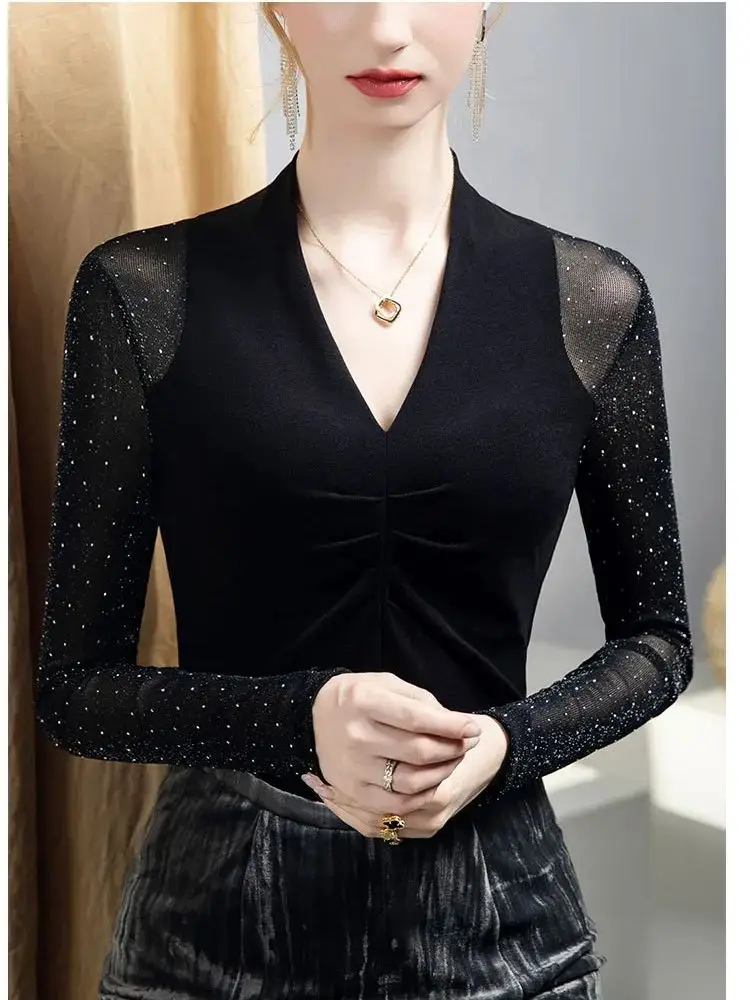 Camiseta feminina preta de manga comprida com decote em V e mangas de strass 2025 outono inverno nova coleção chique top básico de malha