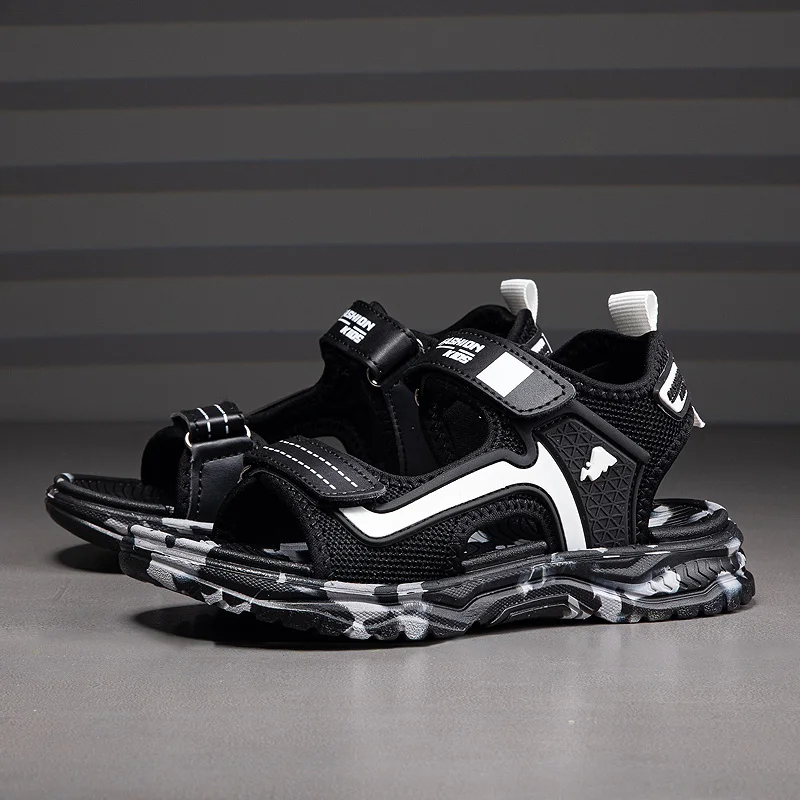 

Пара детских сандалий с удобным и дышащим верхом, нескользящей подошвой и удобной застежкой на липучке YZ-199.