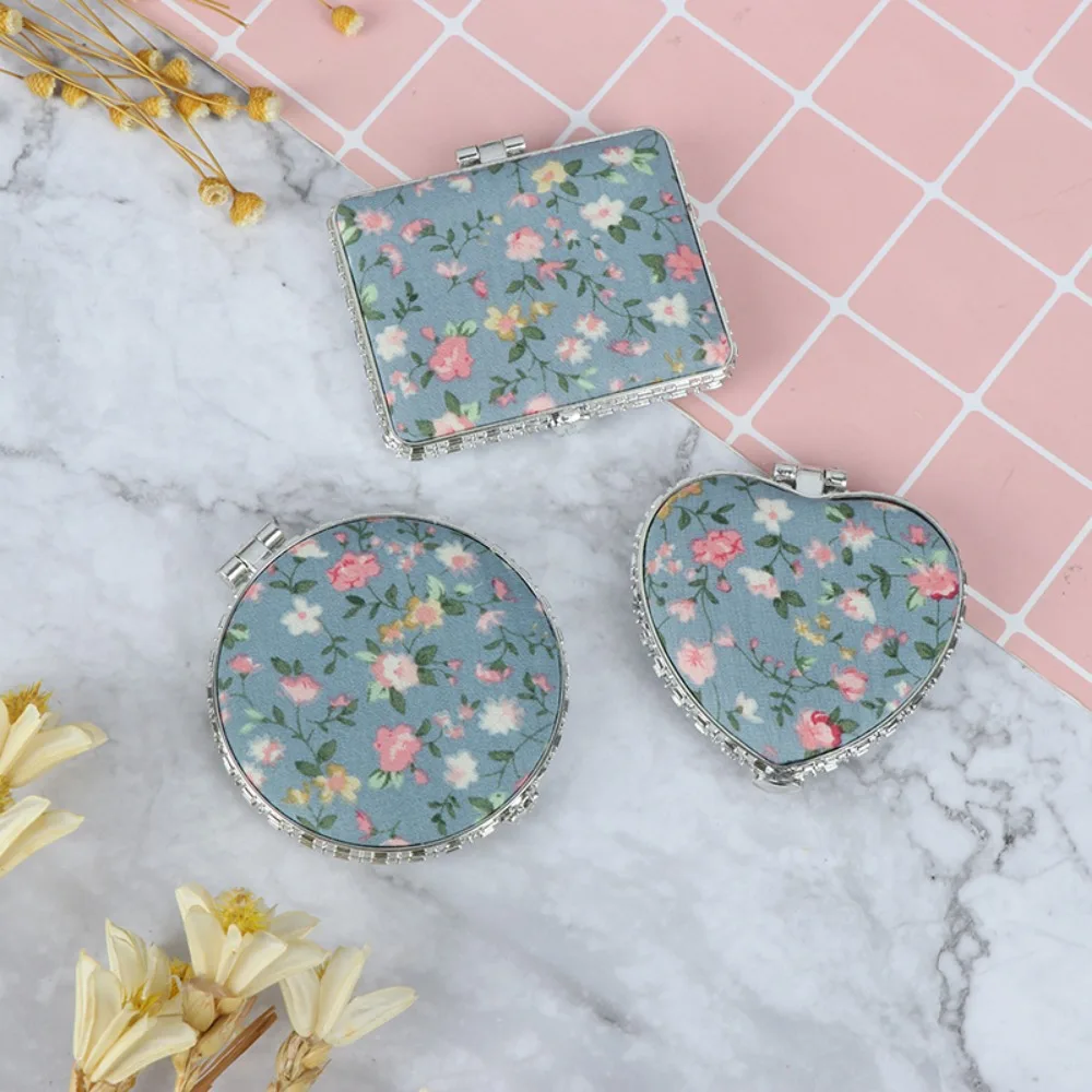Mini specchio floreale per trucco vintage a 4 forme Specchio cosmetico tascabile portatile pieghevole Copertura in tessuto Specchio tascabile compatto da donna