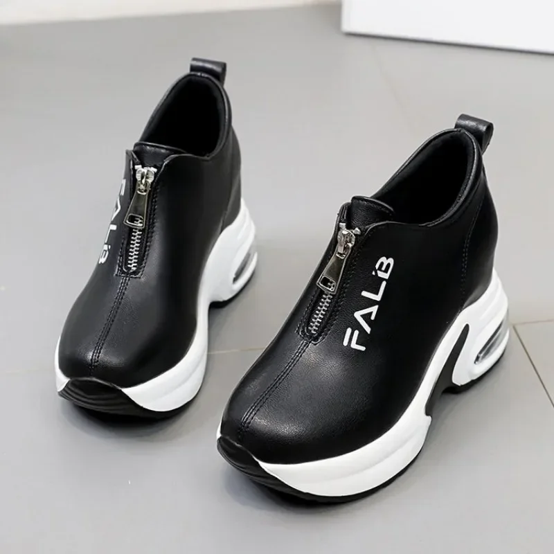 Sepatu kets wanita hitam 2023, dengan Platform sneaker Wedge kasual wanita divulkanisir putih penambah tinggi