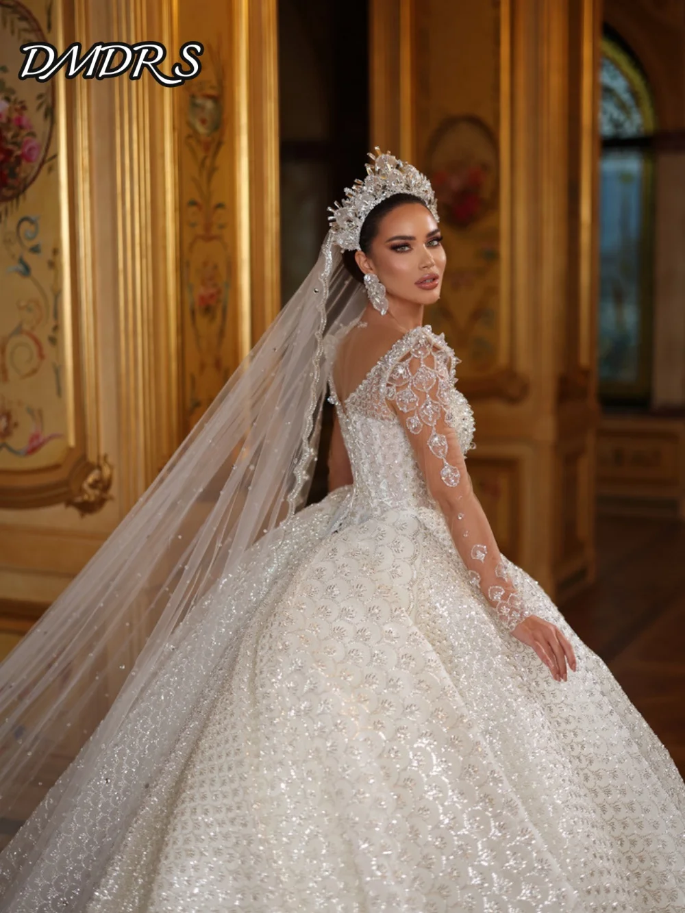 Abito da sposa elegante a maniche lunghe 2025 Affascinante abito da sposa con scollo a V profondo Abito lungo fino al pavimento con applicazioni lucide personalizzato