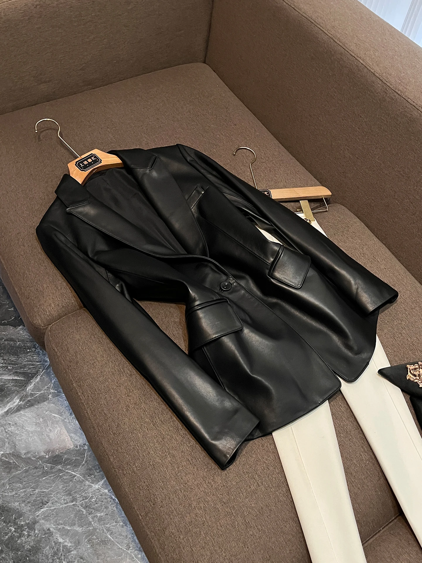 

Женское кожаное пальто из овчины, винтажное, приталенное, с длинными рукавами, деловое, повседневное, укороченное, на двойной пуговице