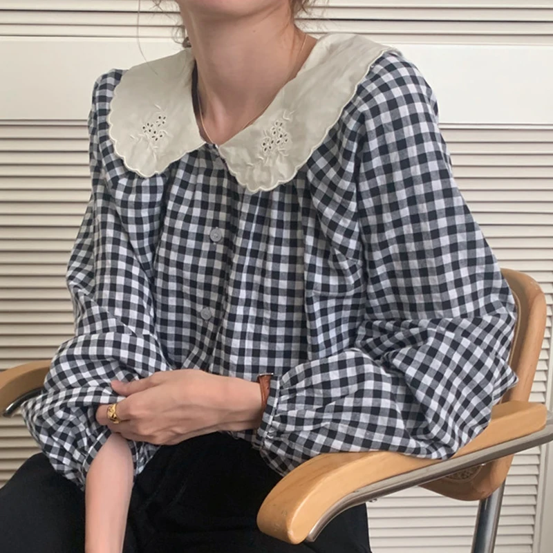 Elegancka, jesienna, luźna, długa koszula w kratę z kołnierzykiem typu \"doll collar\", zapinana na guziki, z kolorowymi mankietami, dla młodszej wyglądającej.