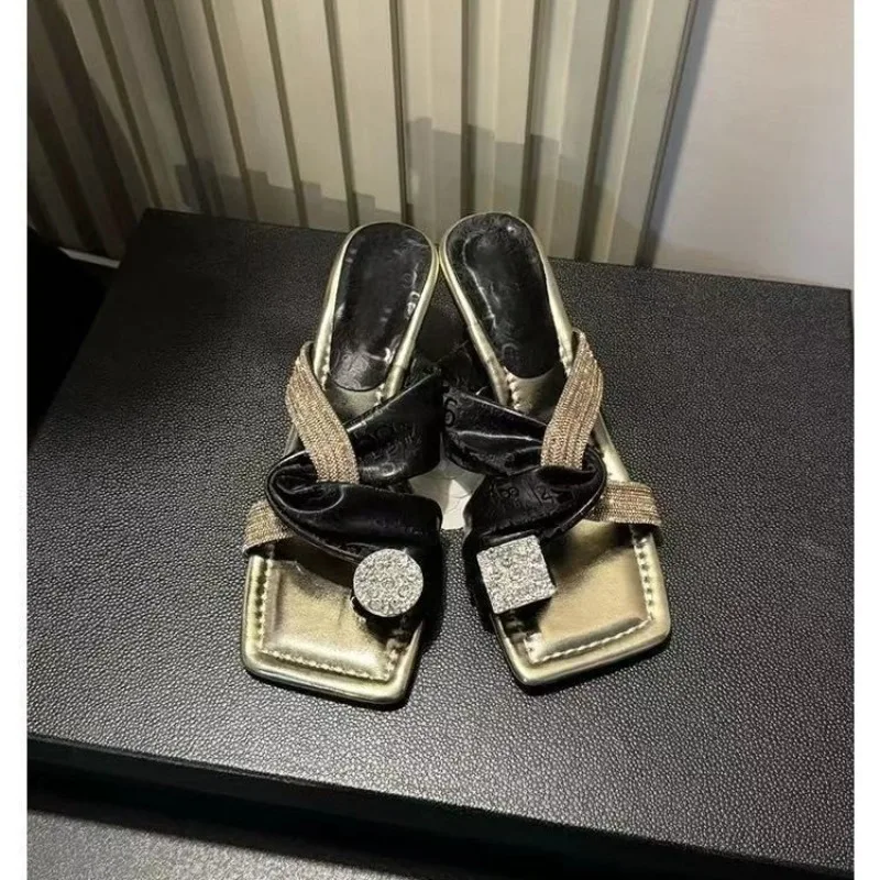 

Женские тапочки, новинка лета 2024, модные повседневные элегантные тапочки на высоком каблуке с блестками и бриллиантами, универсальные туфли на высоком каблуке для прогулок на открытом воздухе