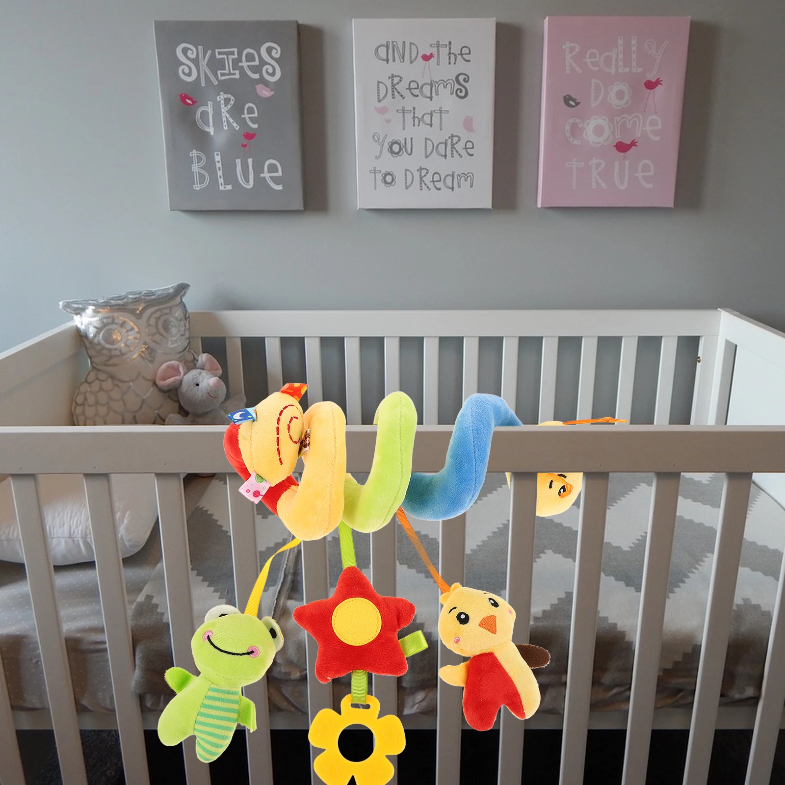 Entzückendes Caterpillar-Kinderwagenbett mit weichem Spiraldesign für die akustische und taktile Entwicklung von Babys