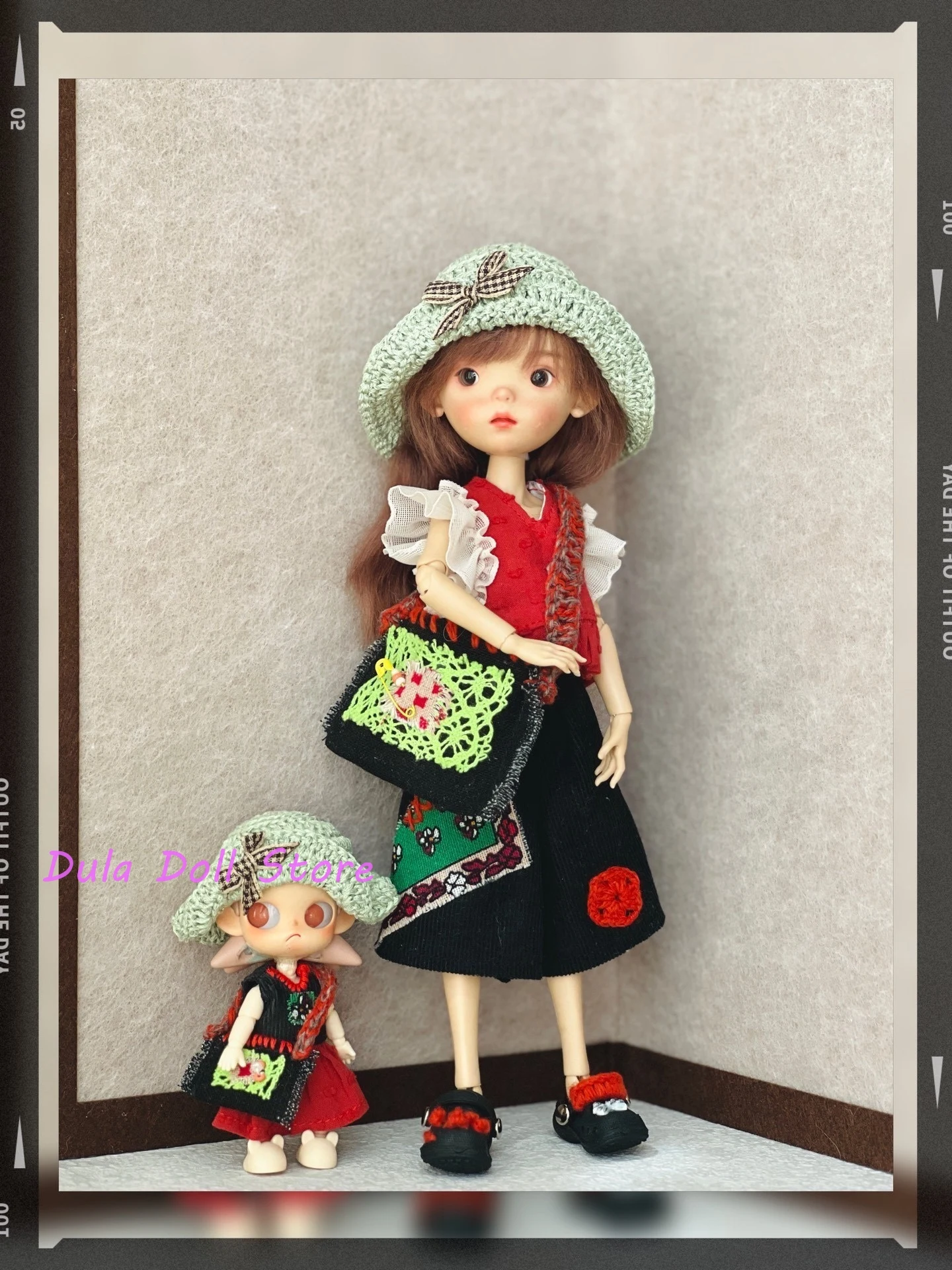 طقم ملابس دمى دولا 2026: قبعة وفستان ميني بألوان متباينة لدمى بليث ولاندوودو ولاناز و ob24 و ob22 و زيجا