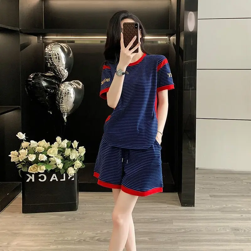 

Loose Korean Casual Sports Suit New Summer Fashion Age Reducing Striped Short Sleeved Shorts Two-piece Set