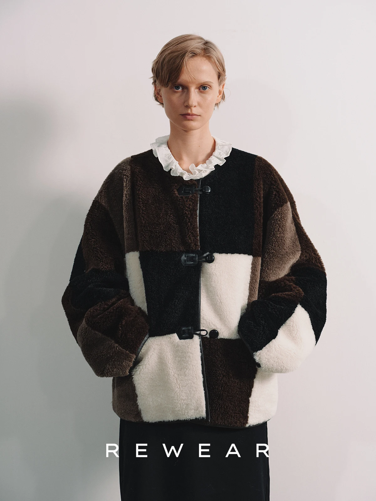 

Классическая женская куртка REWEAR из овечьего меха с цветными вставками, экологичная, теплая, на пуговицах, верхняя одежда