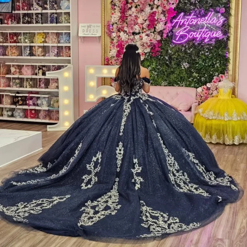 Vestido para quinceañeras azul oscuro brillante, capas de encaje con hombros descubiertos, calcomanía de brillo de tul, vestidos de 15 quinceañera ﻿ Personalizado