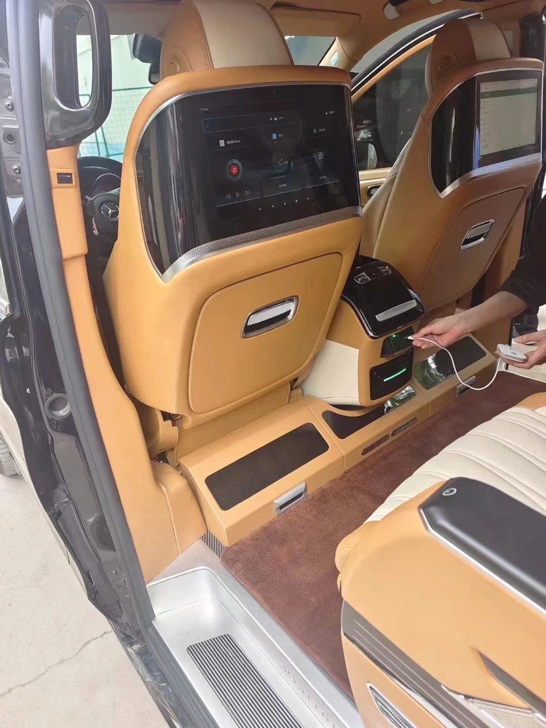 Factory Direct Luxury Multifunctional Car Folding Seat Back Tray Table Vito Interior Upgrade Accessory with Display W447 V-CLASS