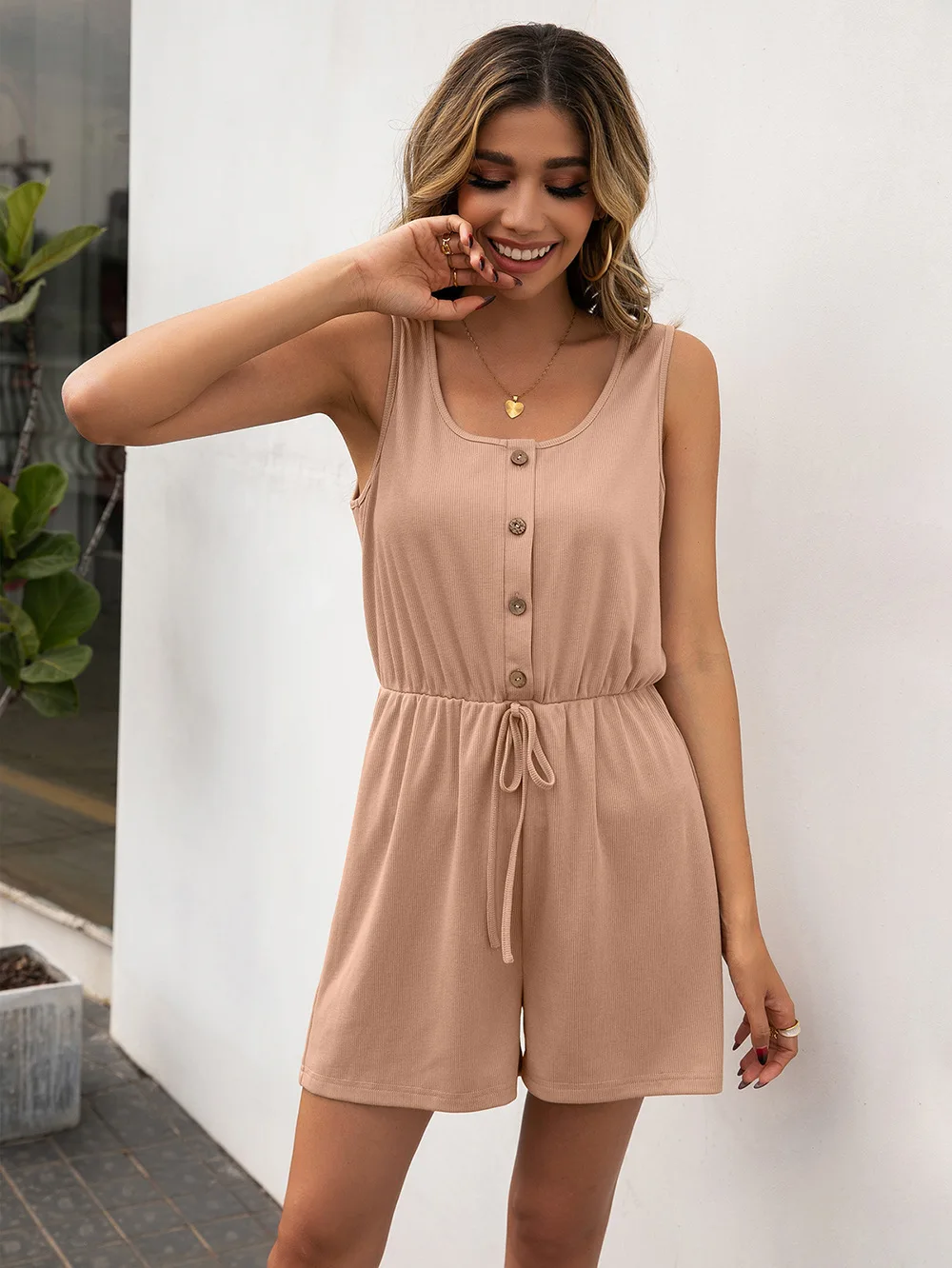 

Womenn Formal Shorts For Smooth Monkey With Round Neck And Buttons, Sleeveless Shirt, Straight Pants, Simple Vacation Clothes