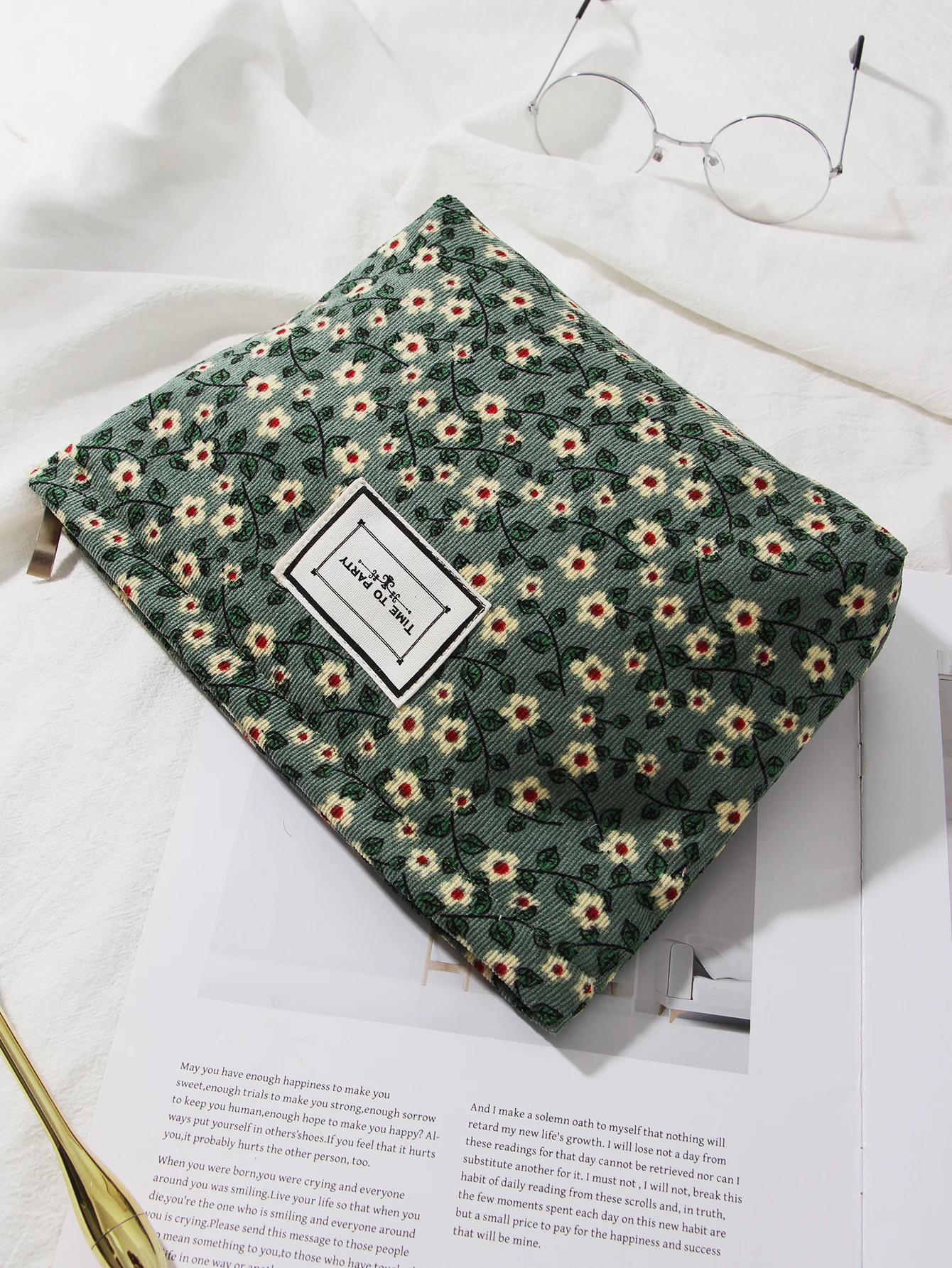 1 piece/set green background small white flower makeup bag, cute travel makeup bag, toiletries clutch bag, portable makeup bag