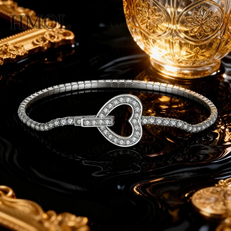 يضيف سوارًا مستديرًا من المويسانتي المتلألئ سحرًا لا جهدًا وخالدًا مناسبًا لكل من الملابس غير الرسمية والرسمية