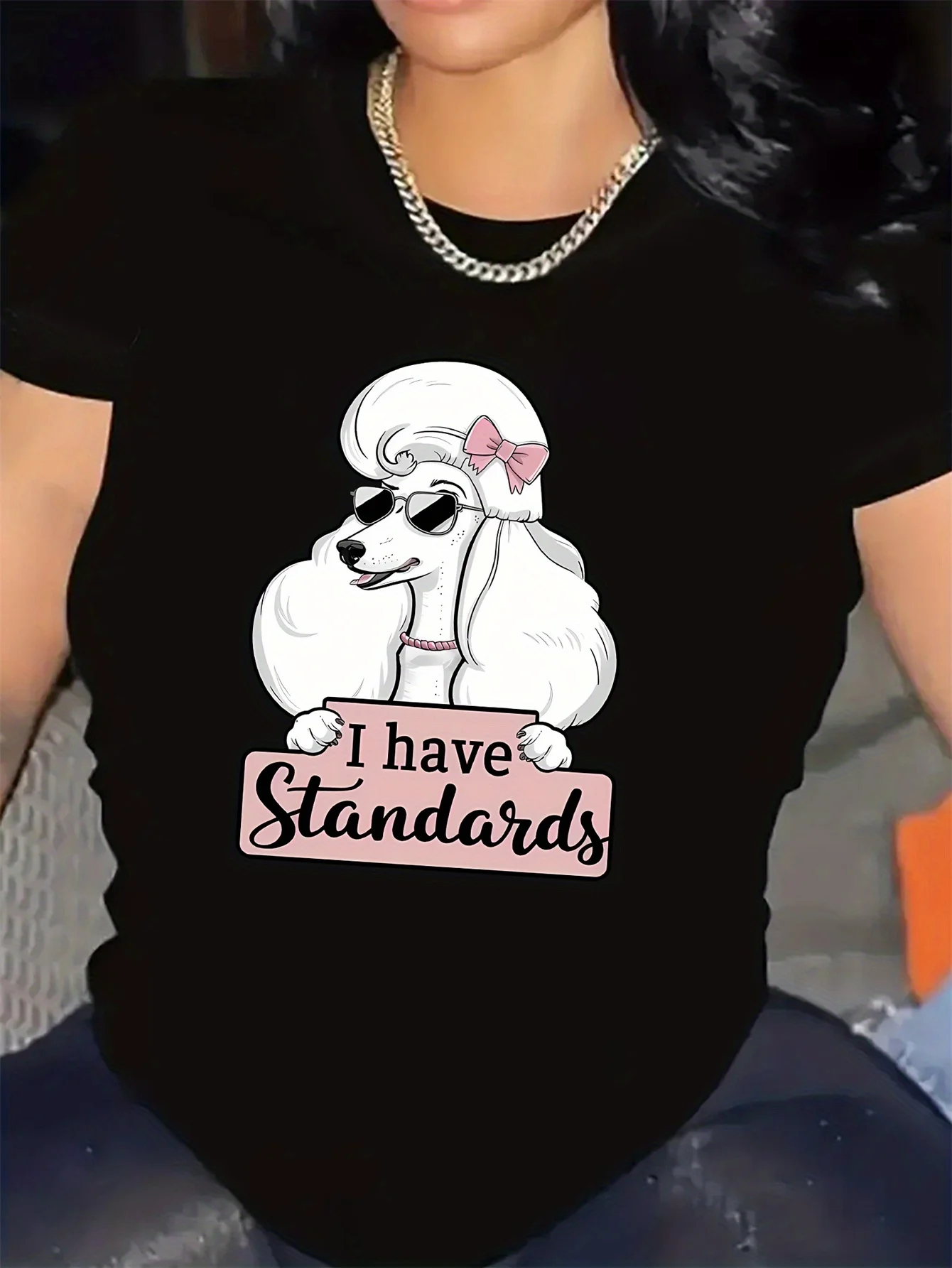 تي شيرت نسائي أنيق برقبة دائرية وأكمام قصيرة، رسم بودل أبيض، قميص رياضي كاجوال، بوليستر محبوك، مناسب لجميع المواسم